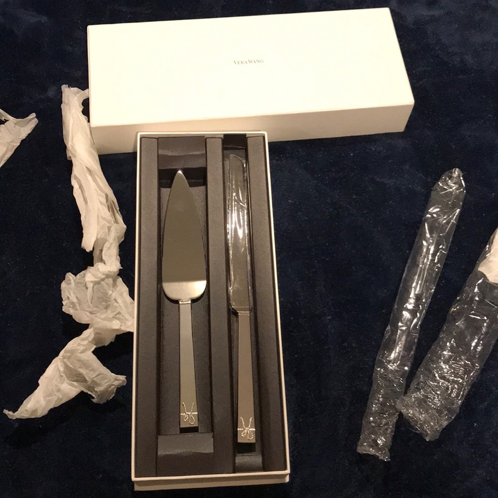 Vera Wang wedding knife and cake cutter
